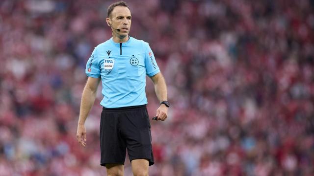 Cuadra Fernández arbitrando un partido de La Liga.