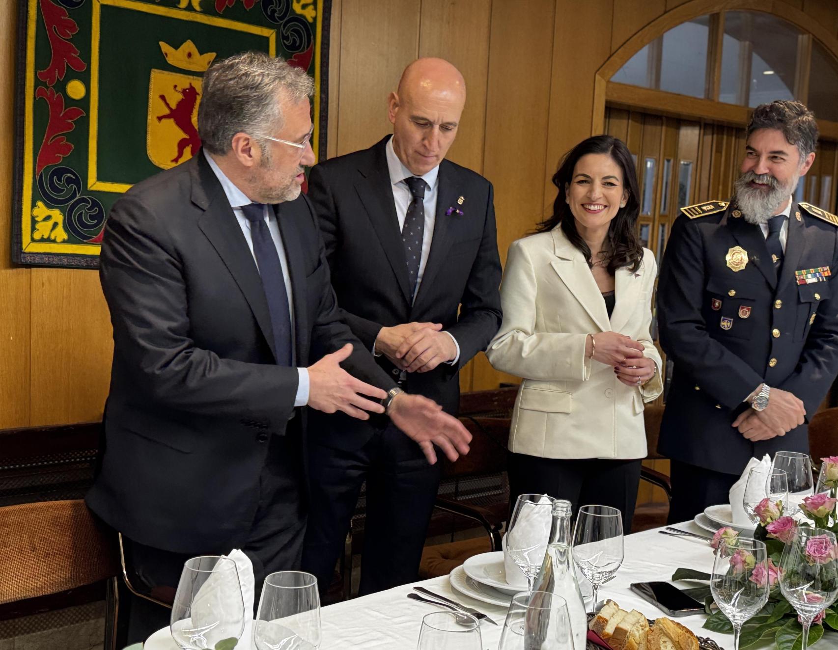 Autoridades asistentes al acto de la entrega del Garbanzo de Plata a la Brigada de Seguridad Ciudadana de León