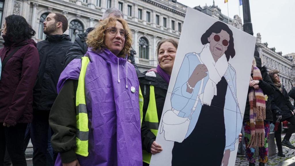 Dos manifestantes con el retrato de Gisèle Pelicot.