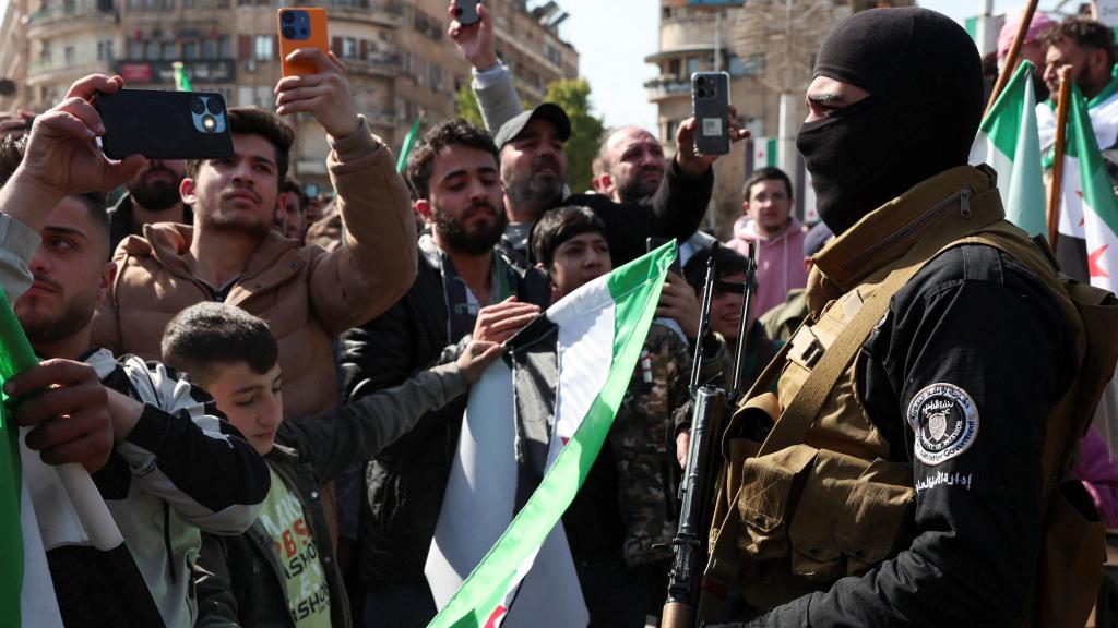 Los sirios se manifiestan en apoyo al gobierno sirio en Alepo.