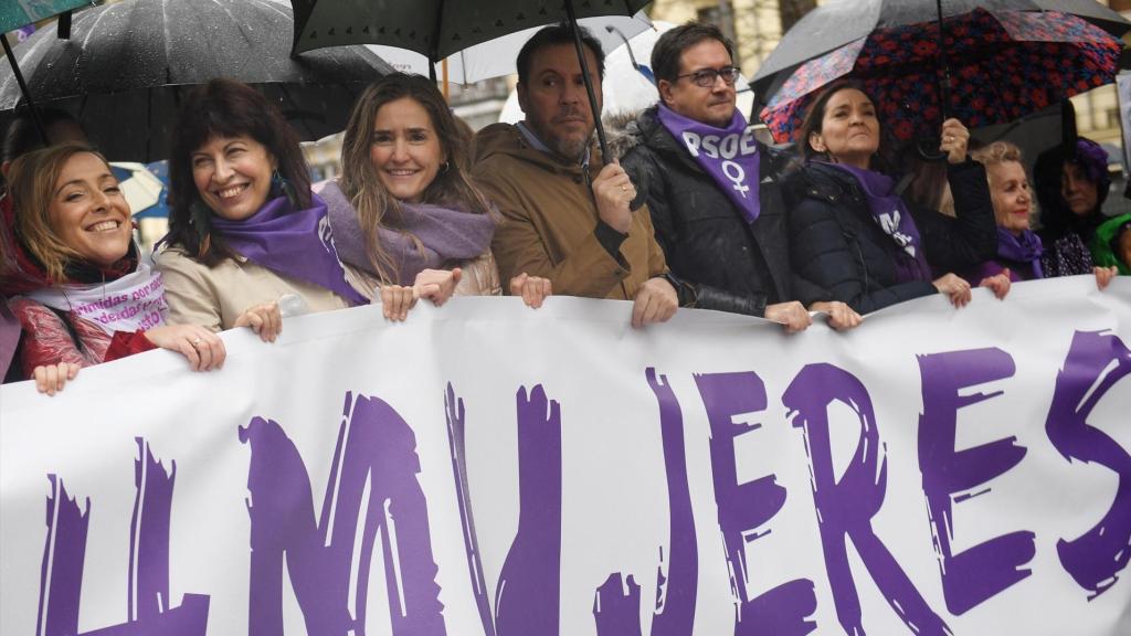 Ana Redondo, Óscar López, Óscar Puente, Isabel Rodríguez, Sara Aagesen y Diana Morant, este sábado en la manifestación convocada por la Comisión 8M.