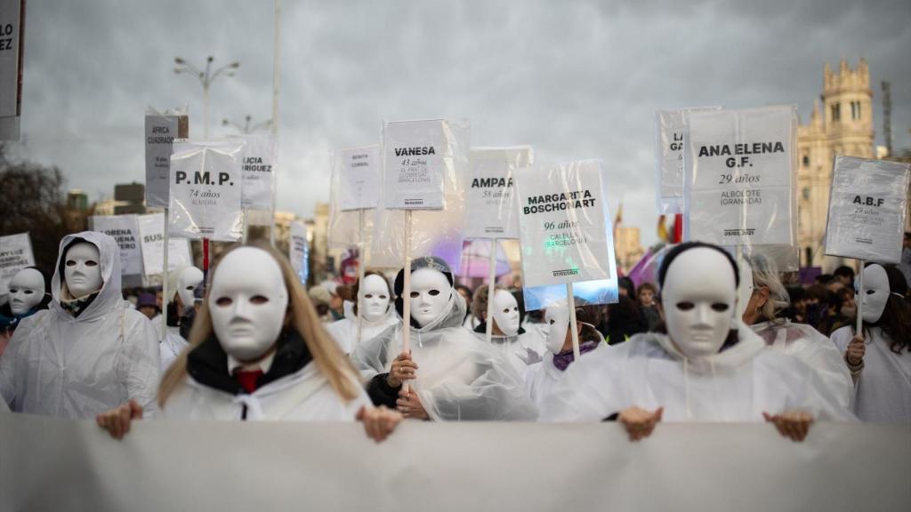 Decenas de mujeres protestan contra el machismo y la violencia de género, en la manifestación convocada por el Movimiento Feminista de Madrid.