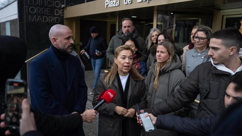 Jaime de los Santos y Ana Alós, este sábado ante el piso que ocupaba Jésica Rodríguez en la Plaza España de Madrid.