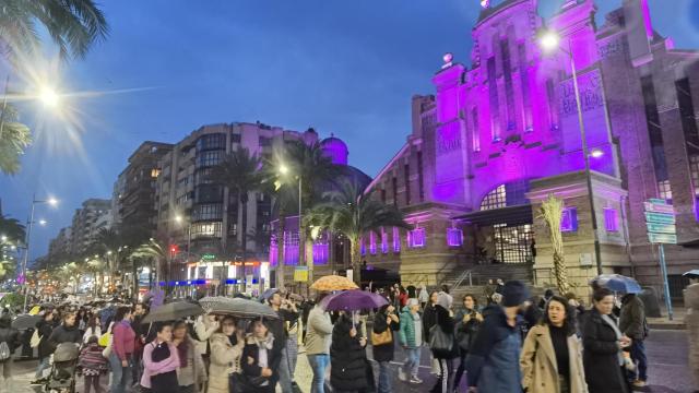 La manifestación del 8M este sábado a su paso por el Mercado Central de Alicante.