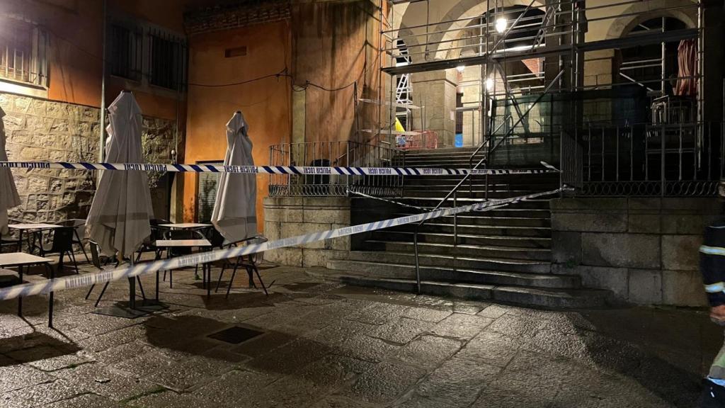 Caída de tejas en entorno del Mercado Chico