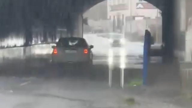 La lluvia y el viento provocan inundaciones de calles y garajes, árboles caídos y corte de electricidad en El Espinar (Segovia)
