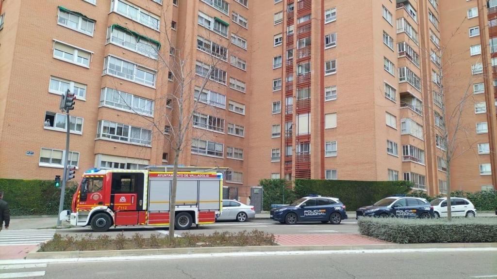 Bomberos y policía acuden a la calle José Garrote Tebar para la intervención