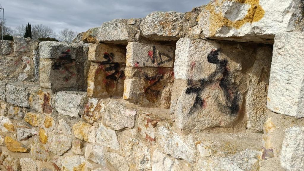 Limpieza de grafitis en la muralla de San Isidoro