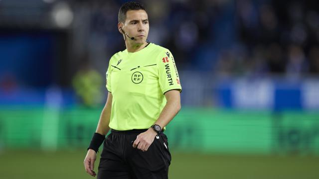 Hernández Maeso dirigiendo el partido entre el Alavés y el Celta esta temporada.