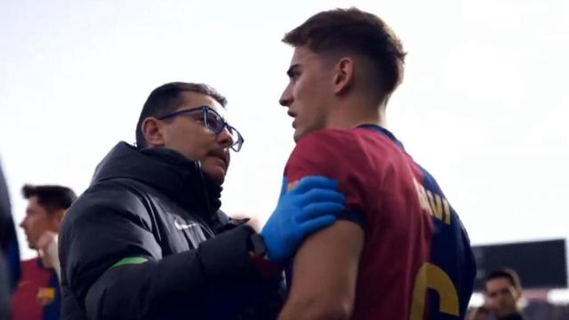 El doctor Carles Miñaro atiende a Gavi durante un partido