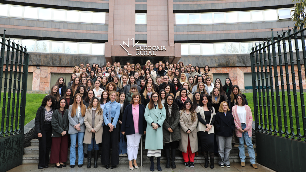 Trabajadoras de Eurocaja Rural a las puertas de la sede de la entidad financiera.