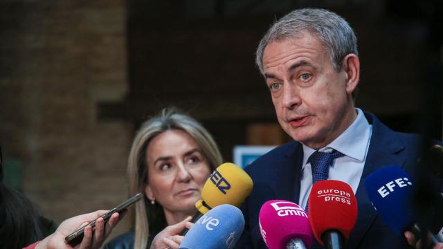 José Luis Rodríguez Zapatero habla con la prensa.