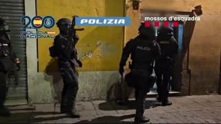Vídeo facilitado por la Policía Nacional del momento en el que fueron detenidos los 11 yihadistas de origen paquistaní en Barcelona.