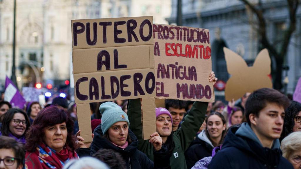 Participantes en la manifestación organizada por el Movimiento Feminista de Madrid exhiben carteles en contra de la prostitución.