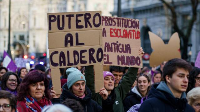 Participantes en la manifestación organizada por el Movimiento Feminista de Madrid exhiben carteles en contra de la prostitución.