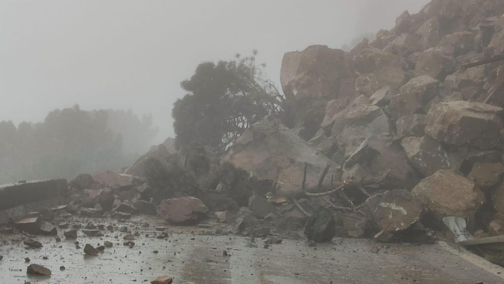 La carretera A-397 Ronda-San Pedro, cortada por desprendimientos.