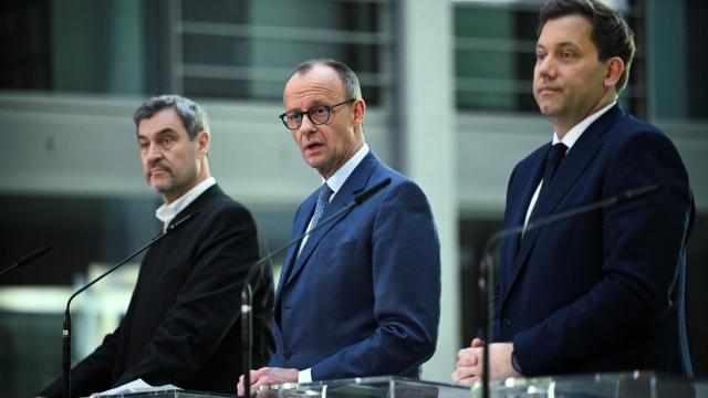 El líder del partido Unión Demócrata Cristiana (CDU), Friedrich Merz , el primer ministro del estado bávaro y líder de la Unión Social Cristiana (CSU), Markus Soeder, y el colíder del partido socialdemócrata (SPD), Lars Klingbeil, tras asentar las bases de sus negociaciones.