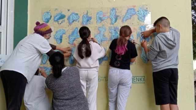 Enki lleva la inclusividad a los colegios gallegos con murales en LSE y braille