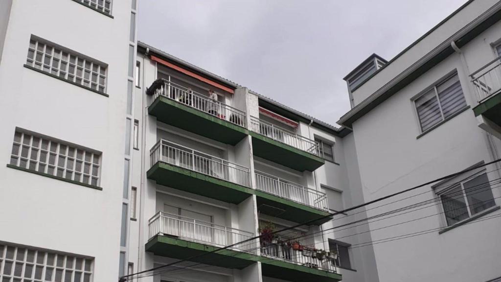 Los bomberos acceden a una vivienda en Cabanas (A Coruña) y localizan a una vecina mayor fallecida, tras el aviso de sus allegados, que llevaban días sin verla.