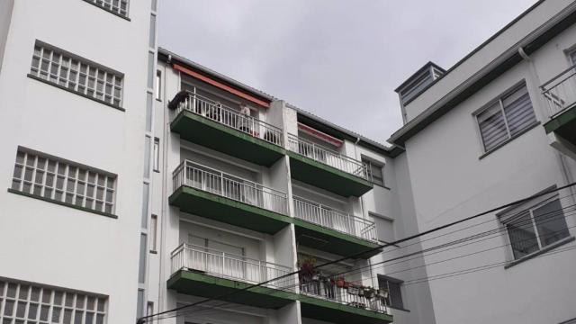 Los bomberos acceden a una vivienda en Cabanas (A Coruña) y localizan a una vecina mayor fallecida, tras el aviso de sus allegados, que llevaban días sin verla.