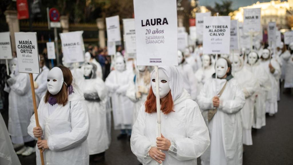 Decenas de personas durante la manifestación organizada por el Movimiento Feminista de Madrid por el 8M.
