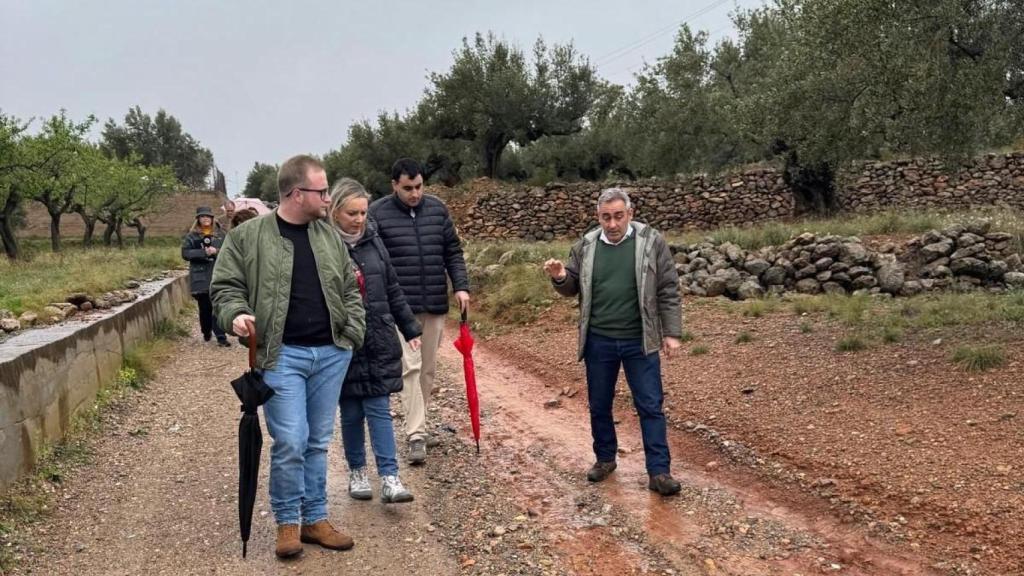 El conseller Barrachina, derecha, en la visita este sábado a las zonas afectadas de Sogorb y cercanías.