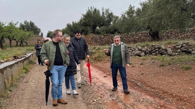 El conseller Barrachina, derecha, en la visita este sábado a las zonas afectadas de Sogorb y cercanías.