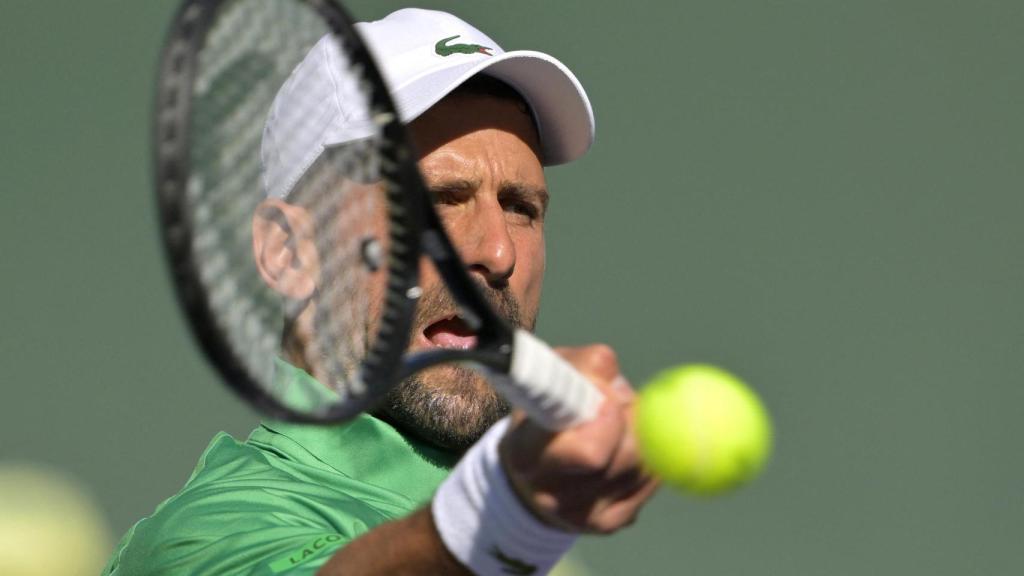 Djokovic ejecuta un golpe con su derecha.