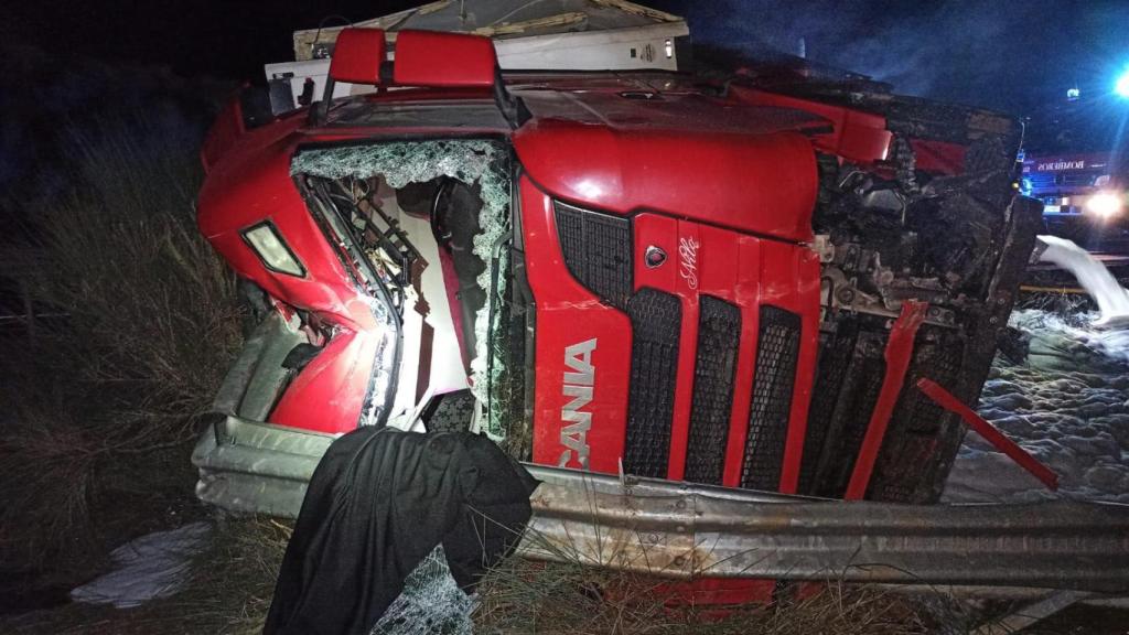 Vuelco lateral de camión de alto tonelaje en la A-231 a la altura de Santamartas