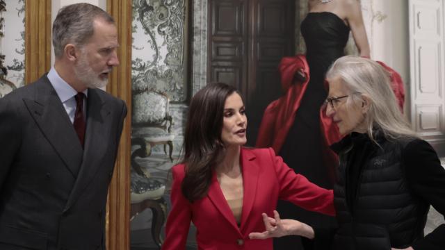 Annie Leibovitz, con los reyes Felipe y Letizia en la inauguración de 'La tiranía de Cronos'.