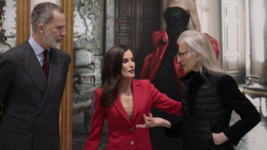 Annie Leibovitz, con los reyes Felipe y Letizia en la inauguración de 'La tiranía de Cronos'.