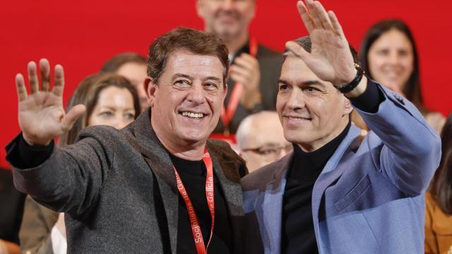 José Ramón Gómez Besteiro y Pedro Sánchez, este domingo en Santiago.