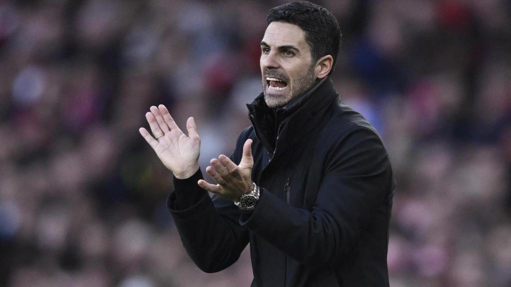 Mikel Arteta da instrucciones a sus jugadores durante el partido ante el West Ham.