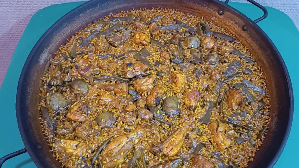 Paella valenciana elaborada por el restaurante 'Miguel y Juani' de l'Alcudia (Valencia). EE