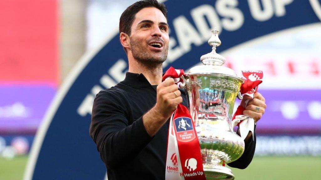 Arteta levanta el título de la FA Cup.