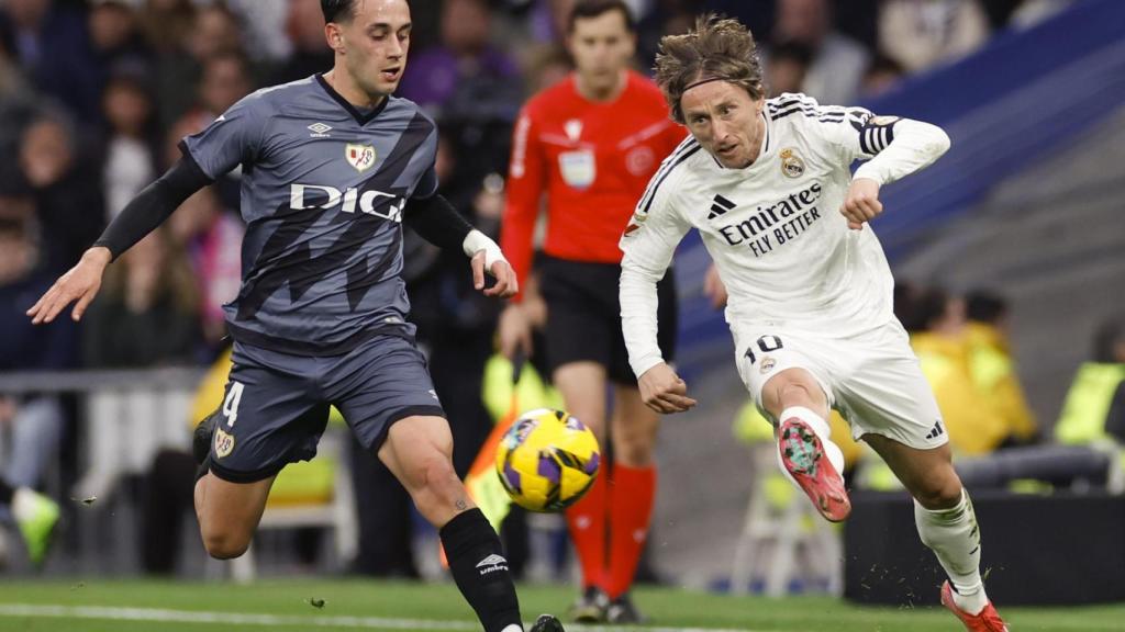 Modric da un pase con el exterior durante el partido contra el Rayo