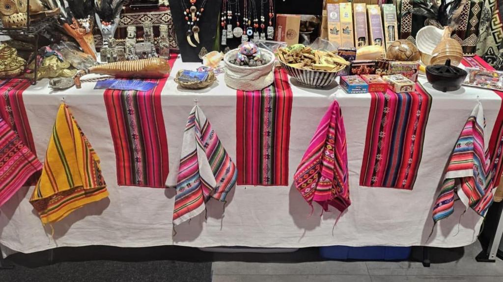 Productos de un 'stand' de la feria, donde se observa la madera palo santo y semillas tóxicas.
