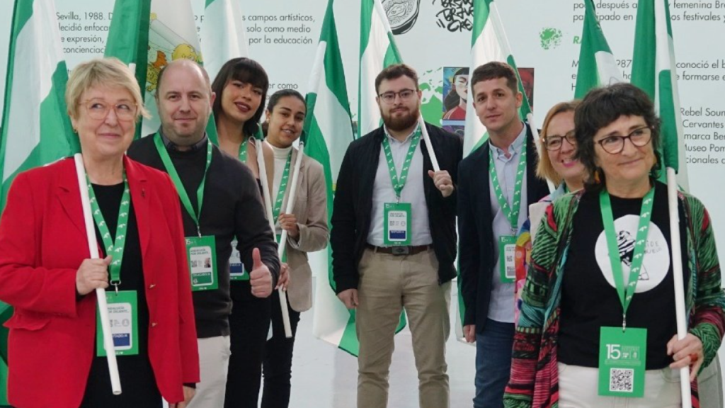 Cruz, tercero por la derecha, como uno de los abanderados del PSOE en el congreso regional de Granada.