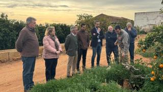 El conseller Miguel Barrachina, centro, en una reciente visita a un productor ecológico.