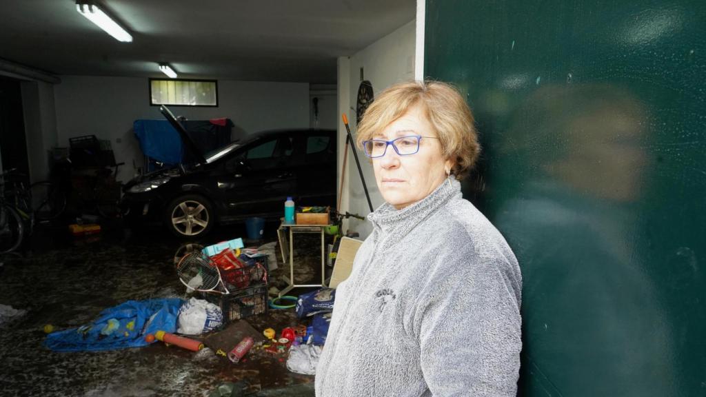 Amparo, vecina de la localidad segoviana de El Espinar, muestra los efectos de la crecida que ayer anegó la planta baja de su vivienda