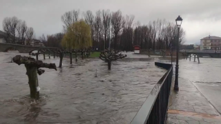 Así se ha desbordado el río Alberche a su paso por un pueblo de Ávila