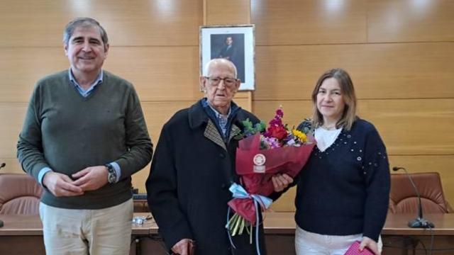 El Alcalde de Íscar, José Andrés Sanz y la Concejala de Cultura y Turismo, reciben al homenajeado en el Ayuntamiento de Íscar y le hacen entrega de detalles, rodeado de sus familiares y amigos.