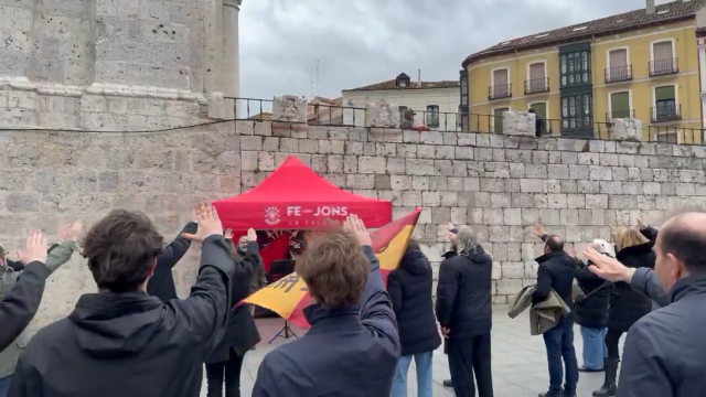 Un grupo de jóvenes cantan el 'Cara al Sol' y realizan el saludo fascista en la Catedral de Valladolid