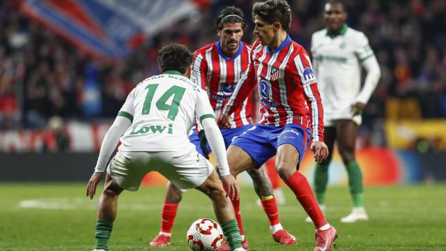 Giuliano Simeone presionado por Bernat en el partido ante el Getafe en Copa del Rey.