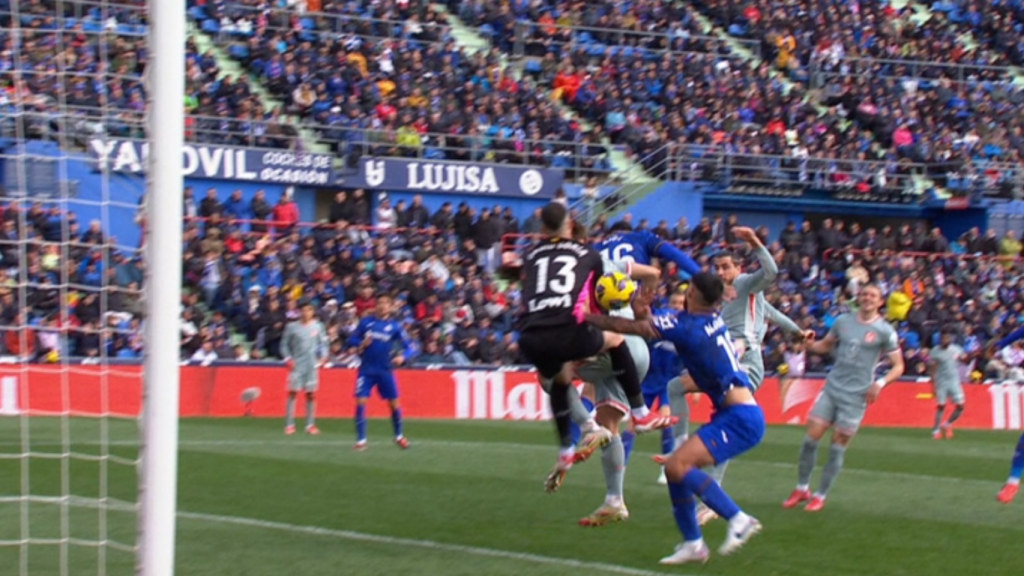 La mano de Alderete que ha provocado el penalti a favor del Atlético de Madrid.