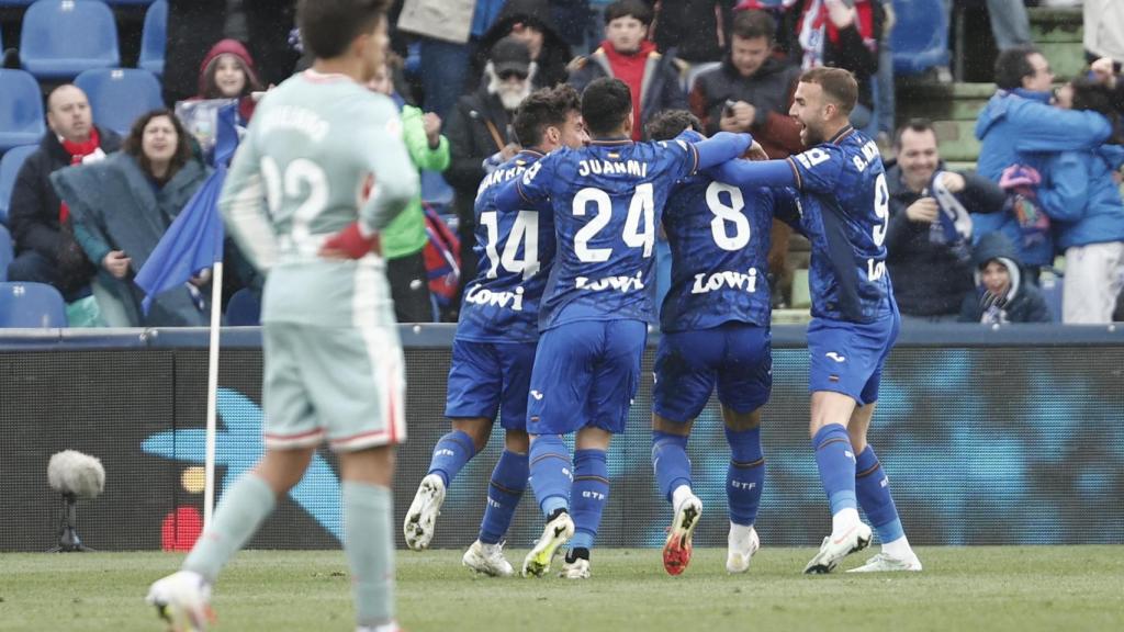 Los jugadores del Getafe celebran el gol de Arambarri.