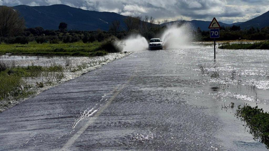 Carretera cortada por la lluvia. Imagen de archivo.