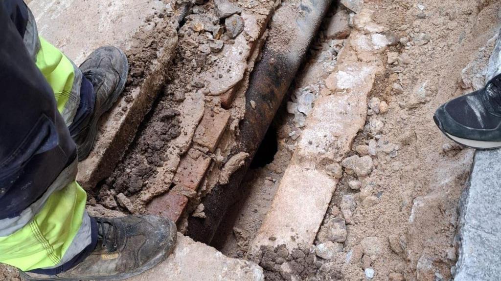 Rotura de una tubería en la calle de la Plata de Toledo.