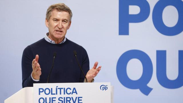 El líder del PP, Alberto Núñez Feijóo, este domingo en Valls (Tarragona).