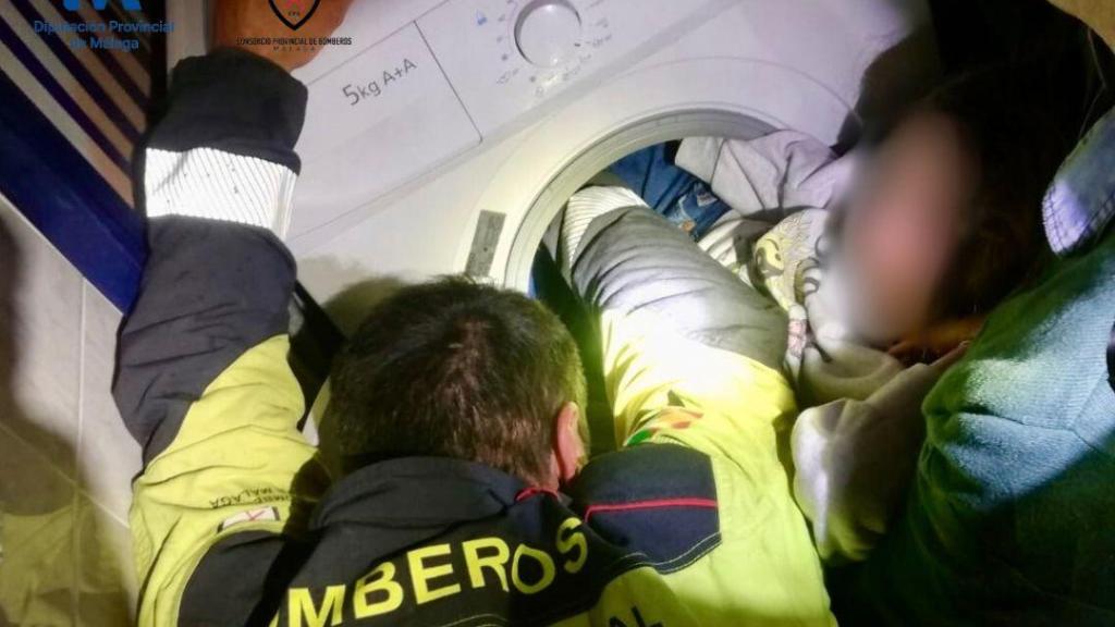 El CPB de Málaga sacando a la niña de la lavadora.